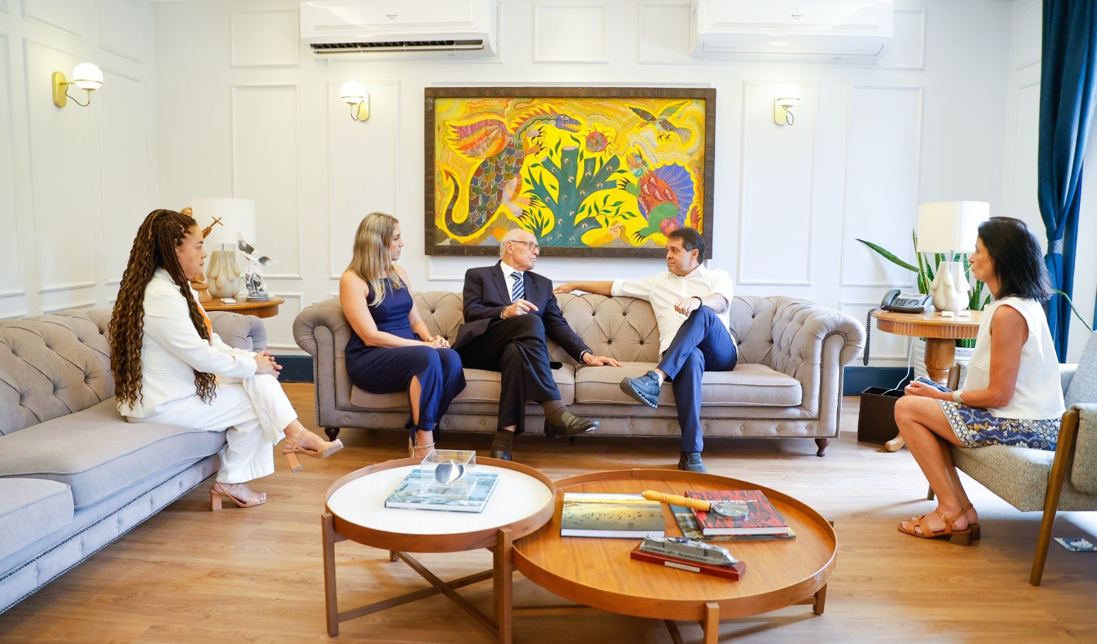 Evandro e Suplicy conversam no sofá